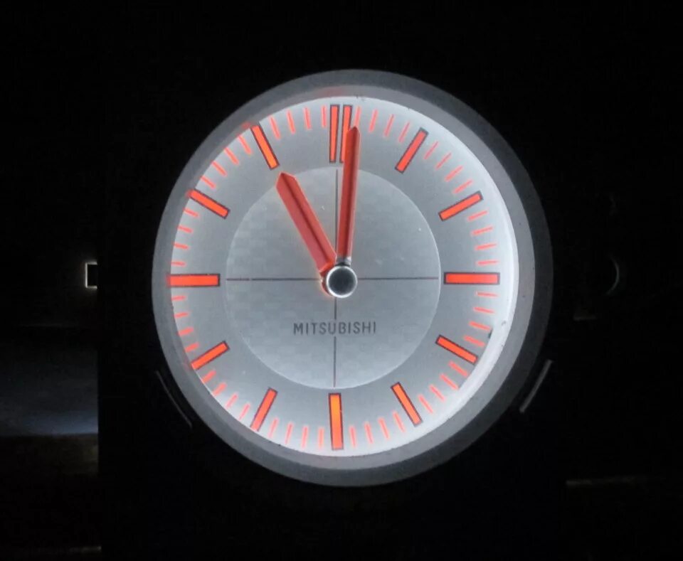 Часы мицубиси. Аутлендер 1 часы. Часы электронные Mitsubishi Outlander. Часы в Аутлендер 3. Стрелочные часы с подсветкой.