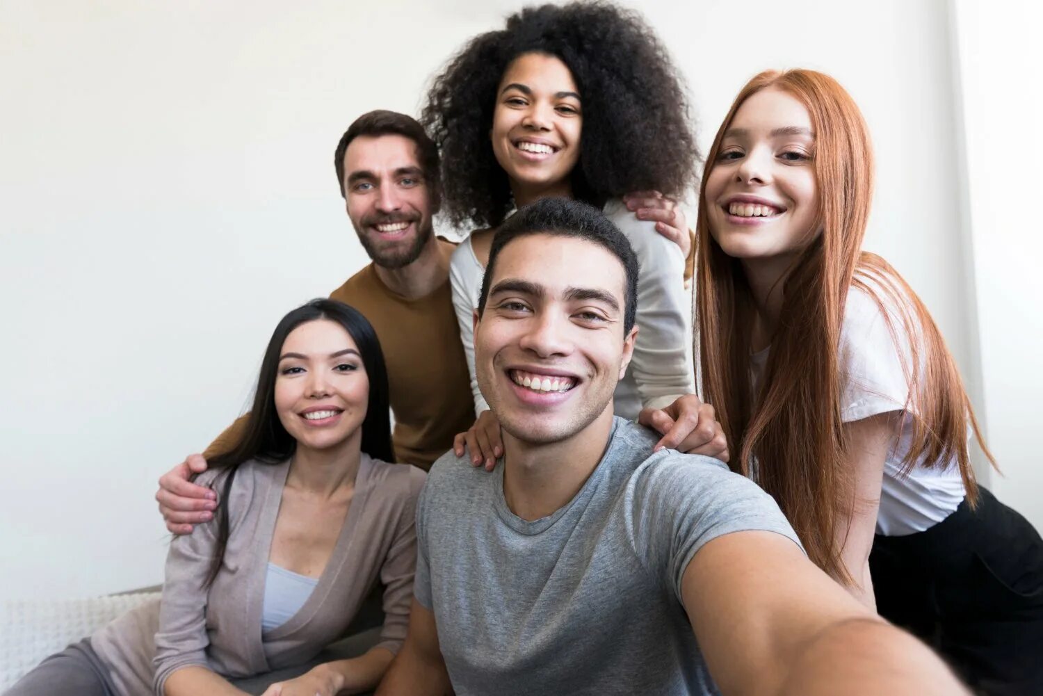 Группа счастливых людей. Group of young people. Happy young people photos.