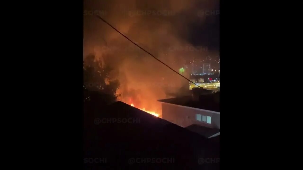 В сочи горит аэропорт. В Сочи сгорел дом. Пожар в Сочи сегодня. Пожар в Португалии 2017. Пожар Адлер 17 октября 2022.