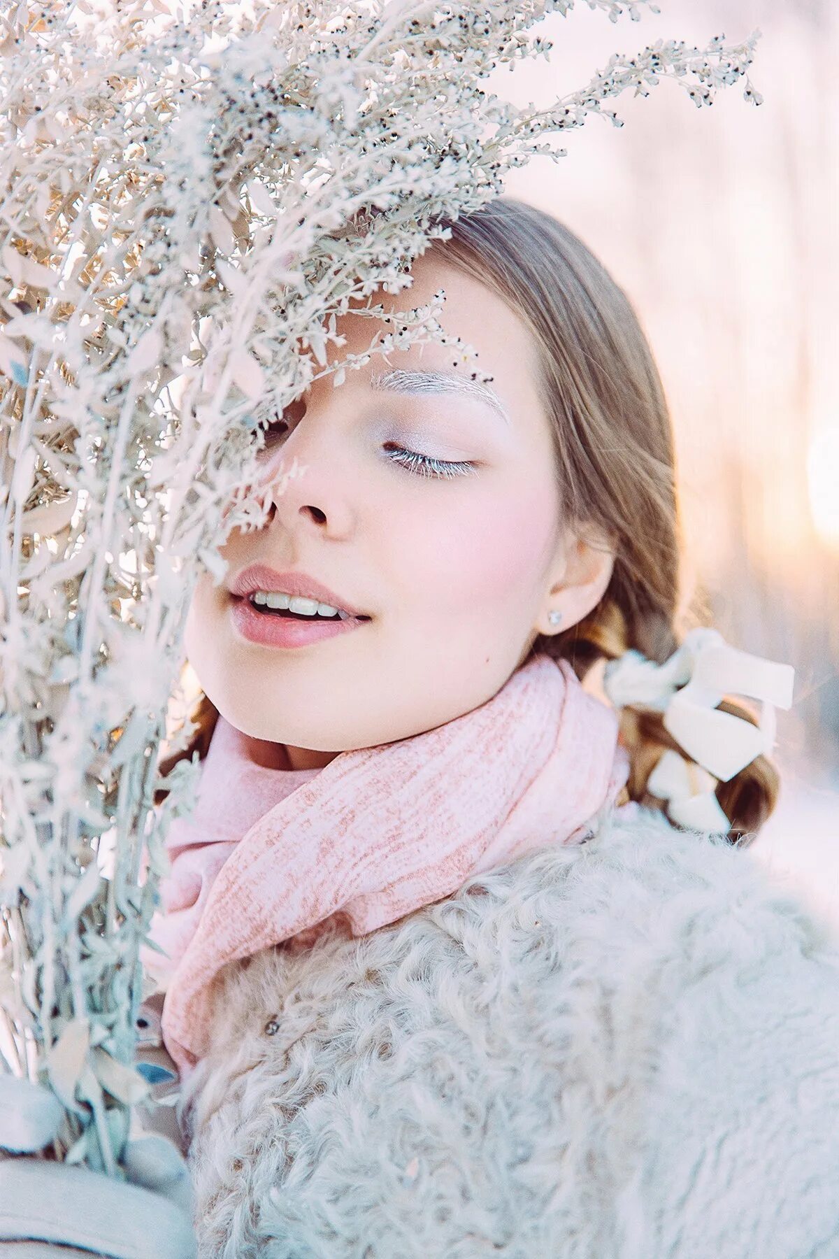 девушка в зимнем лесу. фотосессия в лесу зимой. оригинальное зимнее фото. фотосессия зимой. идеи для фотосессии зимой.