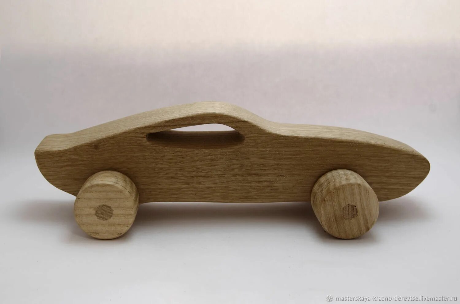 Деревянный ретро автомобиль. Деревянные машинки. Модель машинки из дерева. Модели деревянных машинок. Деревянный автомобиль.
