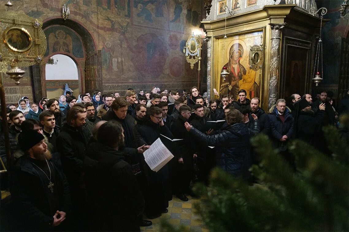 Песнопения троице сергиевой. Ректор Лавры духовная Академия Троице-Сергиевой. Воскресенское подворье Троице-Сергиевой Лавры. Московская духовная Академия Сергиев Посад студенты. Паникадило в Троицком храме Троицк Сергиевой Лавры.