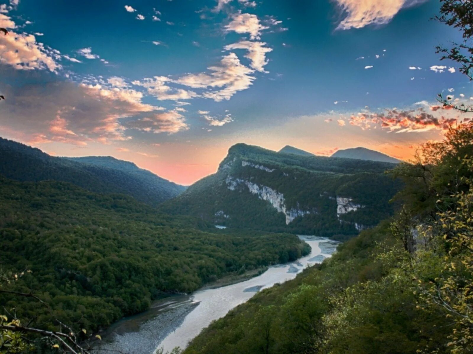Сухум абхазия кодорское ущелье. Багадские скалы в абхазии. Кодорское ущелье в абхазии. Верхний кодор абхазия. Верхний кодор абхазия.