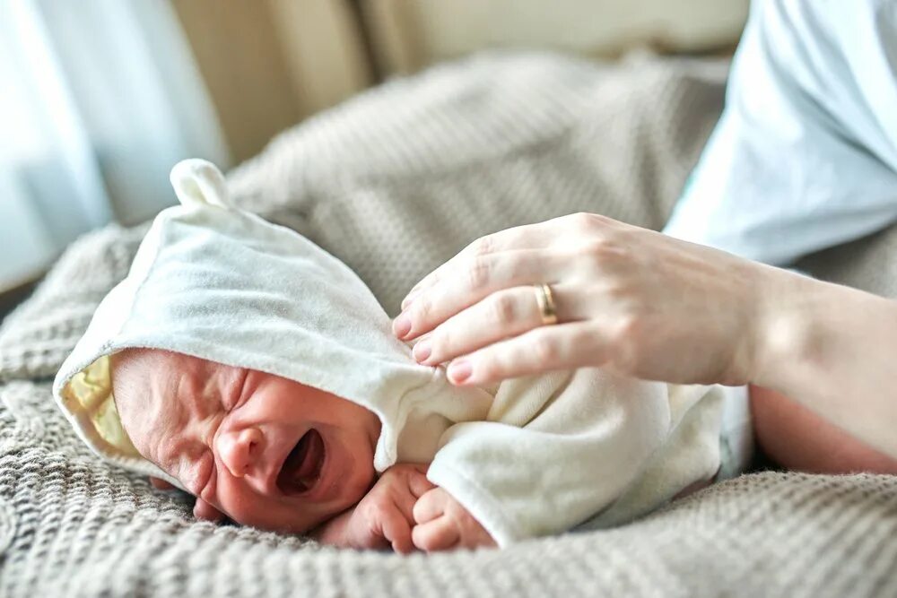 Новорожденный сильно плачет. Новорожденный ребенок. Новорожденный малыш. Младенческие колики. Что такое колики у новорожденных.
