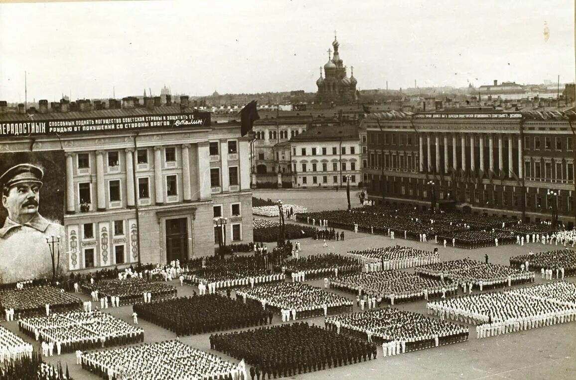 Новые города 1920 1930 годы. Ленинград Дворцовая площадь. Парад физкультурников 1933. Ленинград 1930е годы площадь Урицкого. Дворцовая площадь Ленинград 1985.