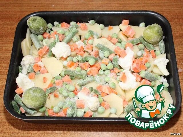 Замороженные овощи с курицей в духовке. Овощная смесь в духовке. Замороженные овощи в духовке. Курица с замороженными овощами в духовке. Овощная смесь запеченная в духовке.