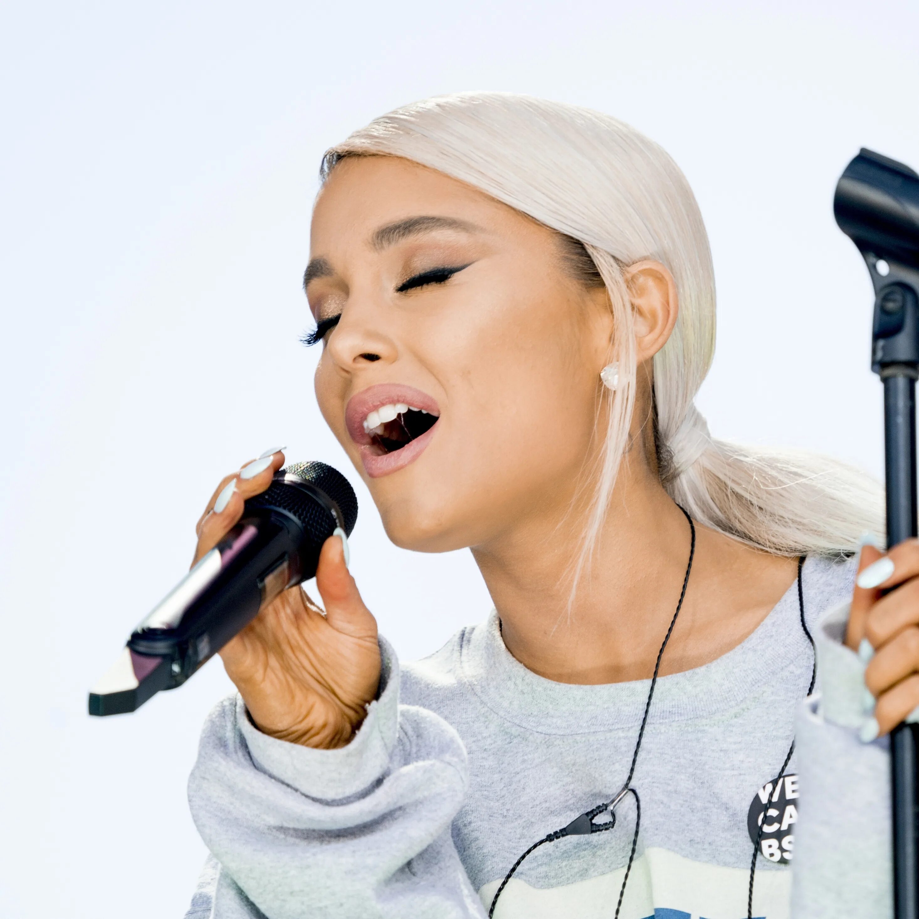Девушка с микрофоном. Ariana grande sing. Белая петь. Победа вокальный девушка радость. Белая петь.