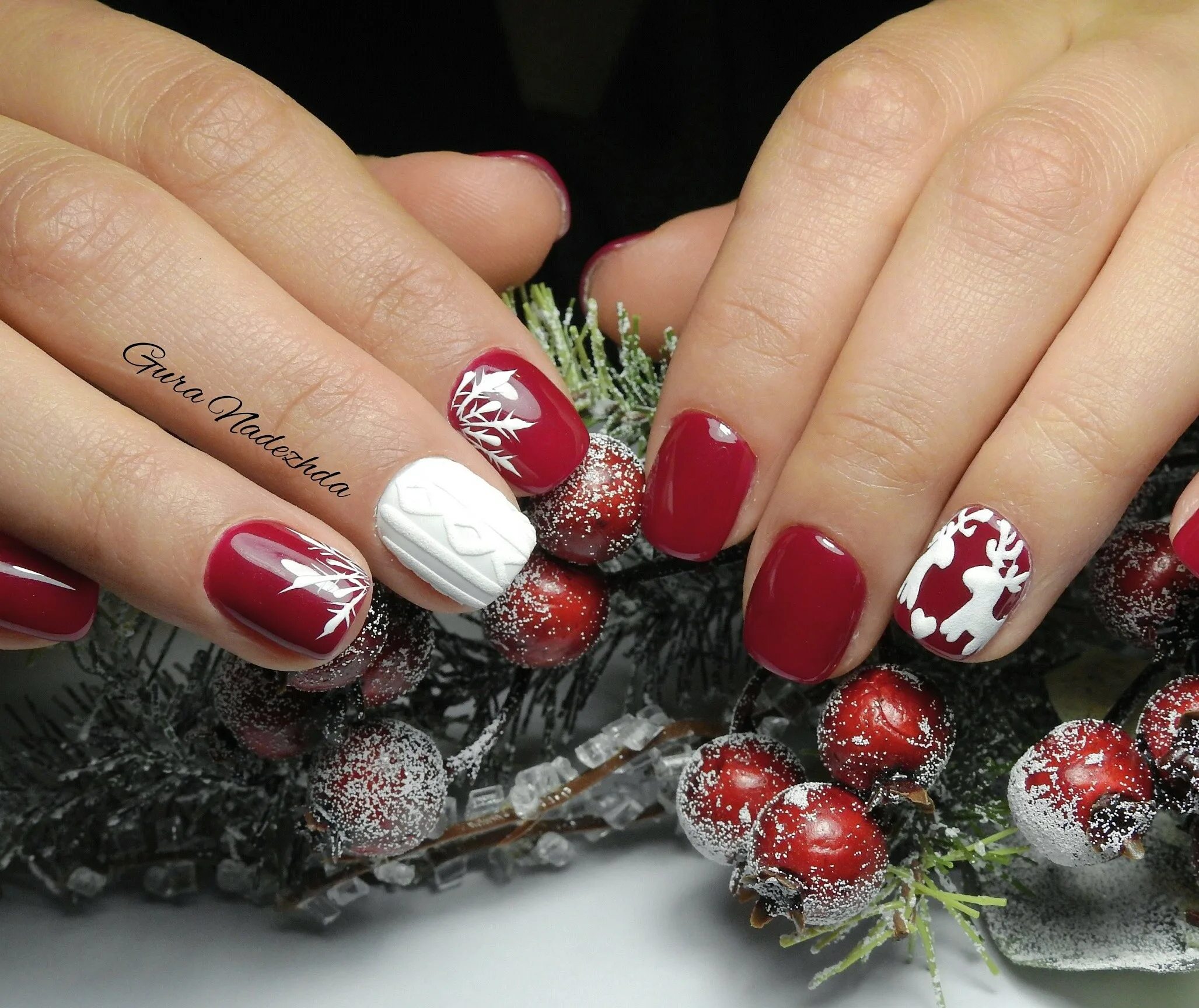 Вераксо новогодний маникюр. Новогодний гель лак. Маникюр на новый год красный. Маникюр дизайн. Новогодний дизайн ногтей.