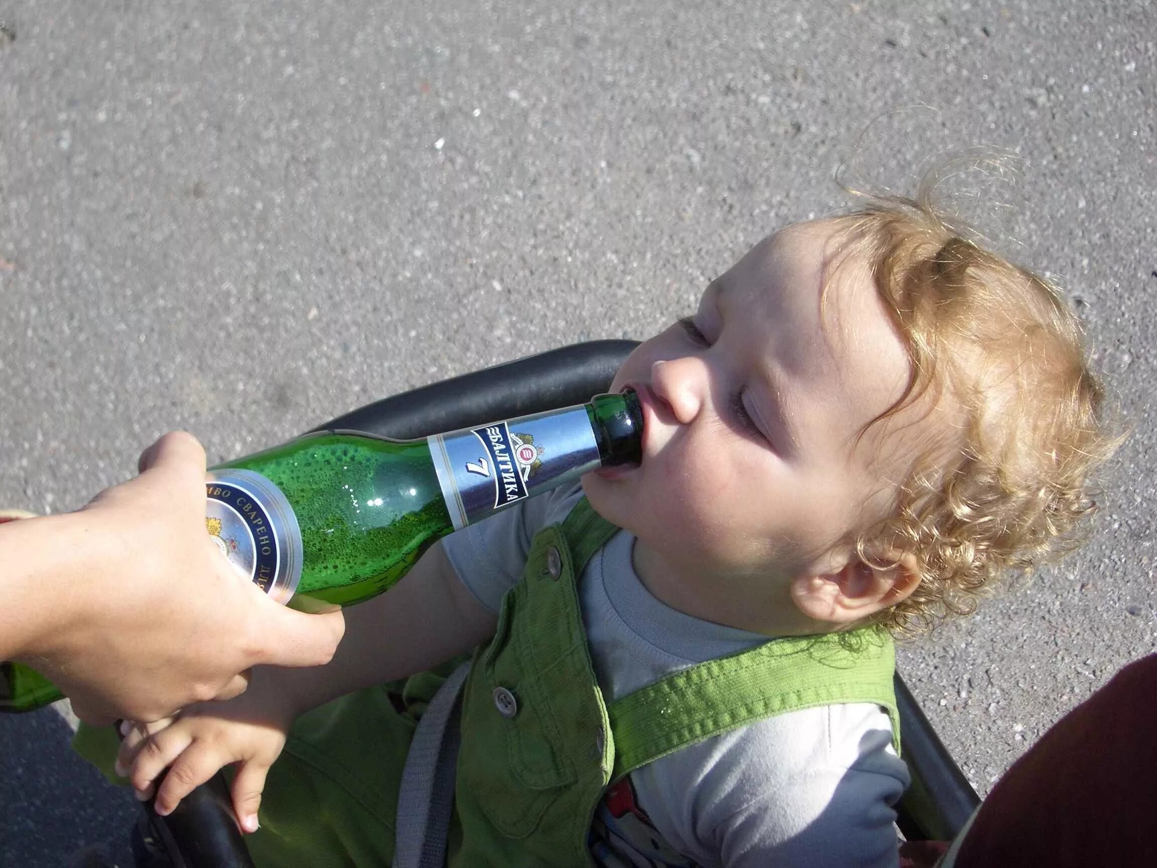 Что делать если в 13 маленький. Детский алкоголизм. Ребенок с пивом. Ранний алкоголизм.
