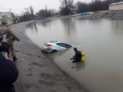 Машина упала в воду