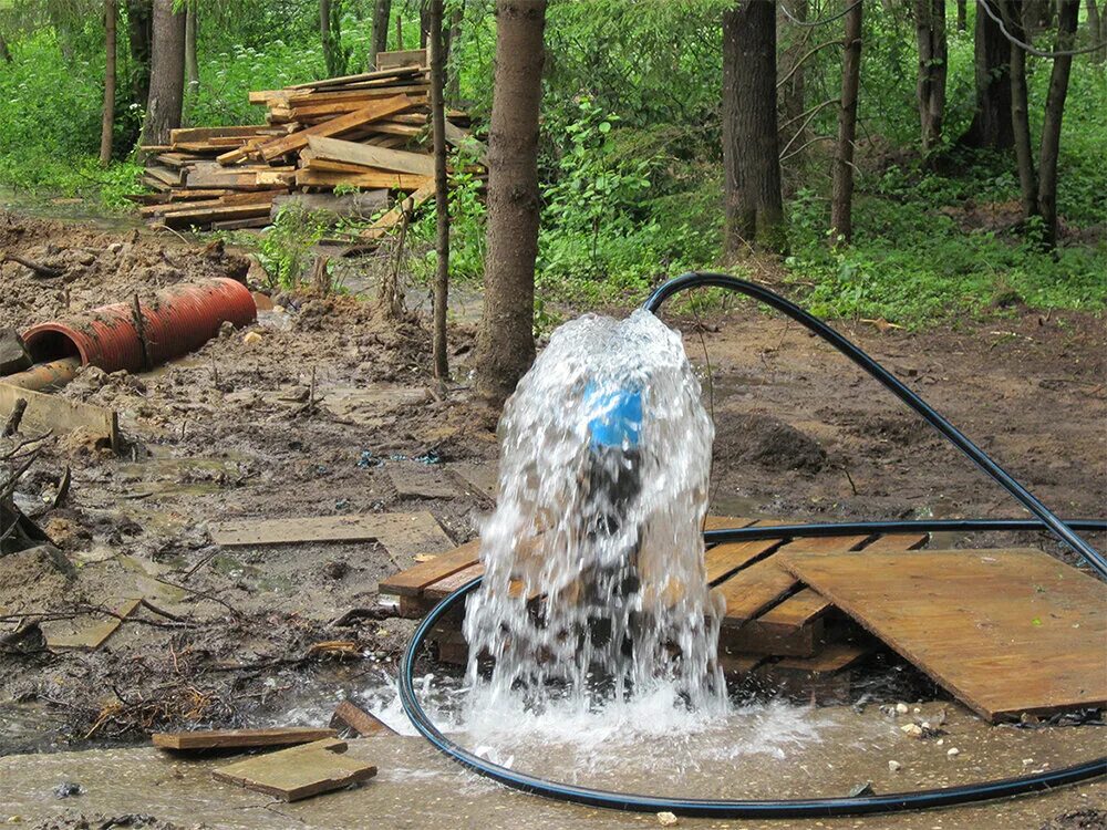 Бурение артезианскую воду. Самоизлив скважины. Обустройство самоизливной скважины. Бурение скважин на воду. Бурение артезианских скважин.