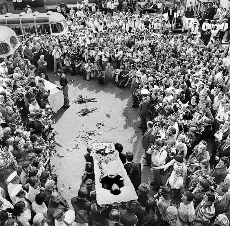 Москва 1980 похороны высоцкого. 28 июля 1980 года похороны высоцкого. Москва 1980 похороны высоцкого. Прощание с владимиром высоцким. Прощание с владимиром высоцким.