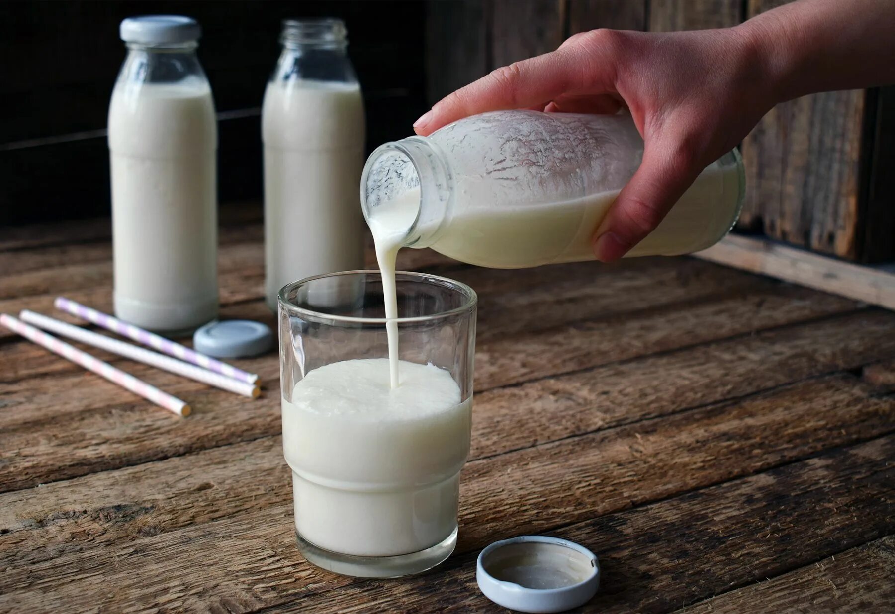 Причина скисания молока. Молоко прокисло. Кислое молоко. Молоко не прокисает. Молоко скисло.