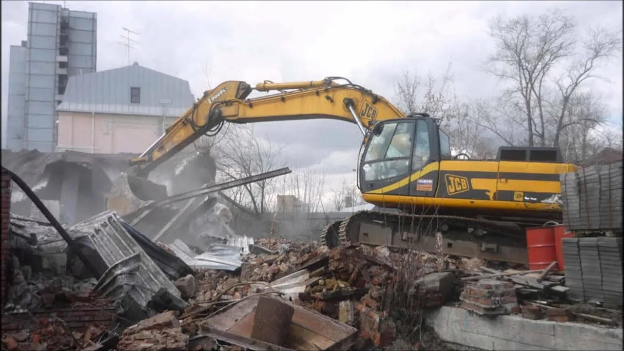Снесенный бадаевский завод москва. Снос домов в перми в мае 2021. Разбор деревянного трубы. Самострой. Снос хрущевок.
