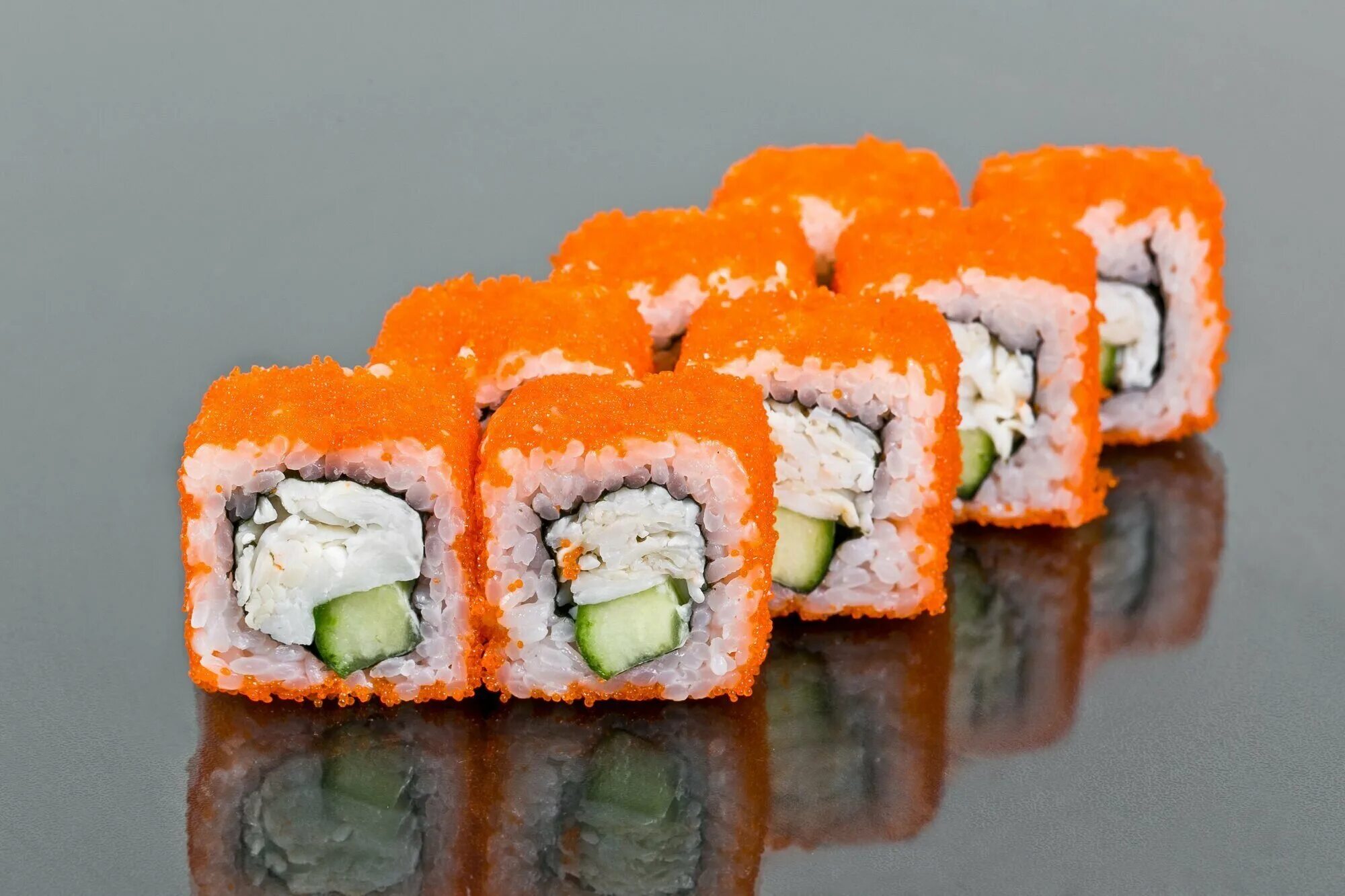 Суши калифорния с креветкой. Ролл калифорния со снежным крабом. Сан суши сэндо борзя. Ролл калифорния в масаго. Калифорния филадельфия ролл с лососем.