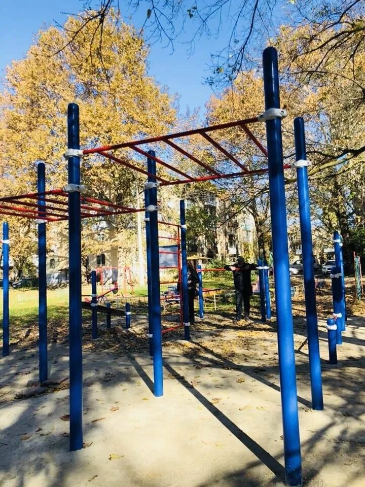 Комплекс керчь. Спортивные площадки в керчи. воркаут лагерь. спортплощадка керчь веб камера. установлена новая спортивная площадка во дворе победы в керчи.