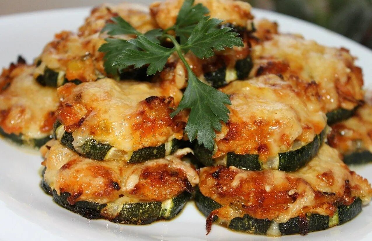Цукини рецепты быстро. Цукини запеченные с сыром. кабачки с фаршем. кабачки в духовке с сыром. кабачки с фаршем в духовке.