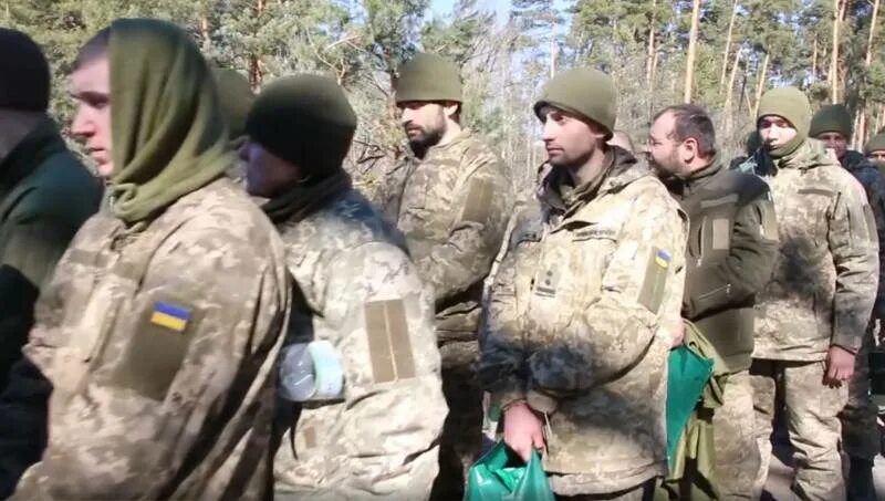 Украина сдалась конец войне. Поенные российские военные. Украинские военные. Пленные украинские военные.