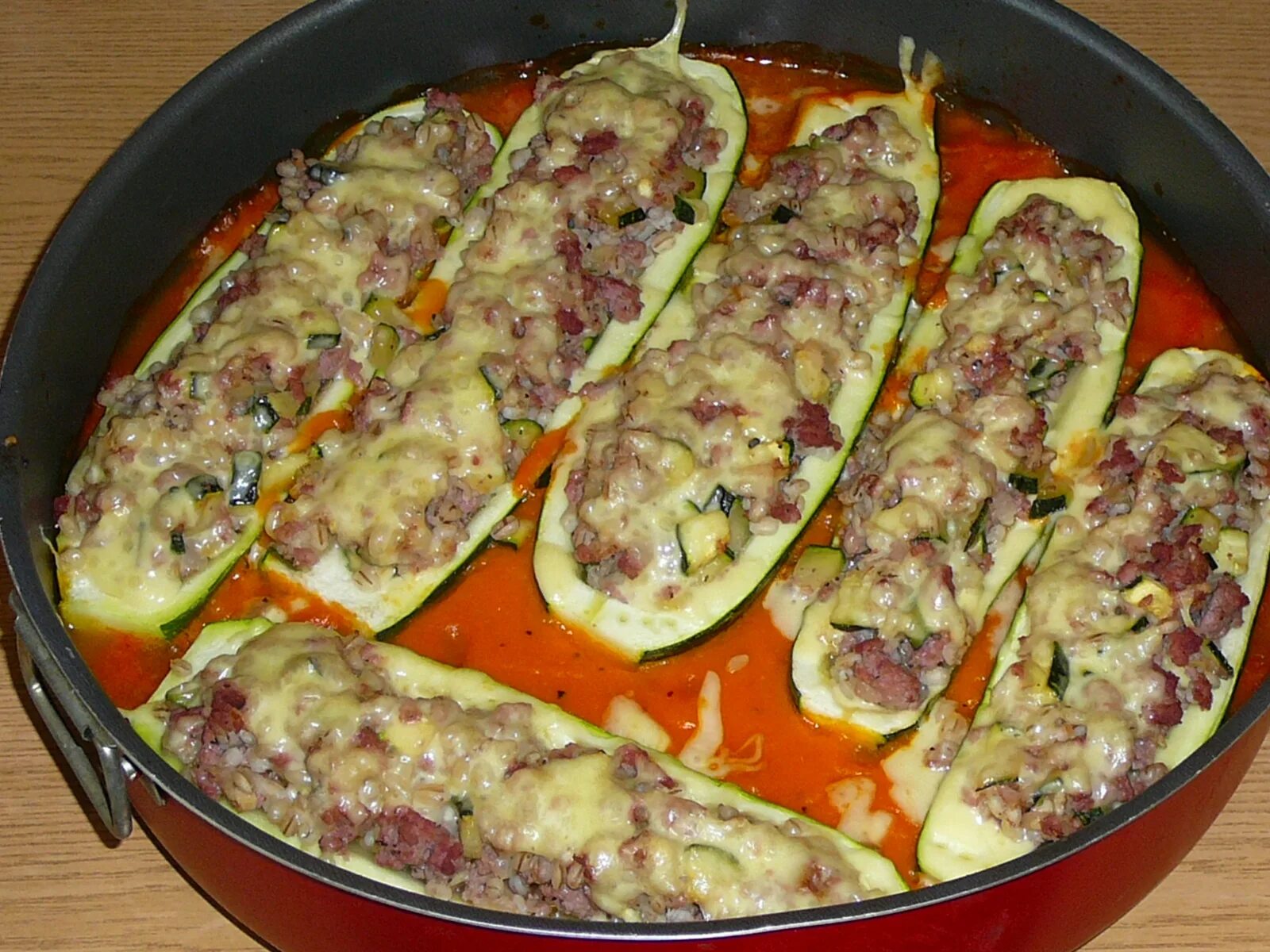 Фаршированные кабачки с фаршем и рисом в кастрюле. Кабачки с фаршем. Кабачки тушеные фаршированные фаршем. Кабачки тушеные фаршированные фаршем. Фаршированный кабачок в кастрюле.