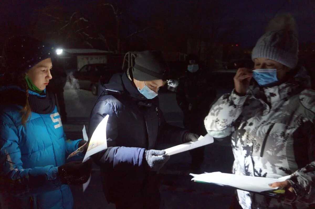 Ночное ориентирование в лесу. Ориентация ночью. Ориентированиепо лкне. Спортивное ориентирование ночное ночью. Поход ночью.