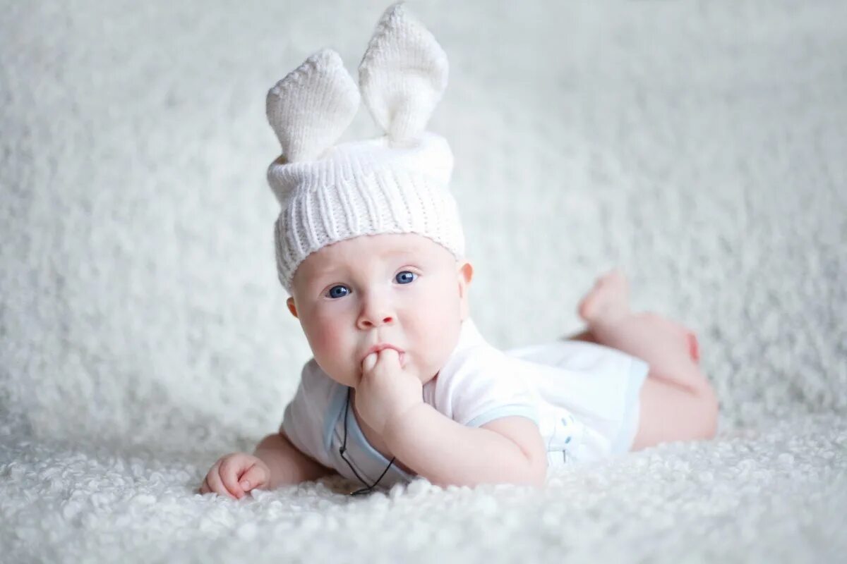 Дети в цветах. Идеи для фотосессии малыша. Фотосессия малышей до года в студии. Фотосессия с малышом. Новорожденный ребенок.