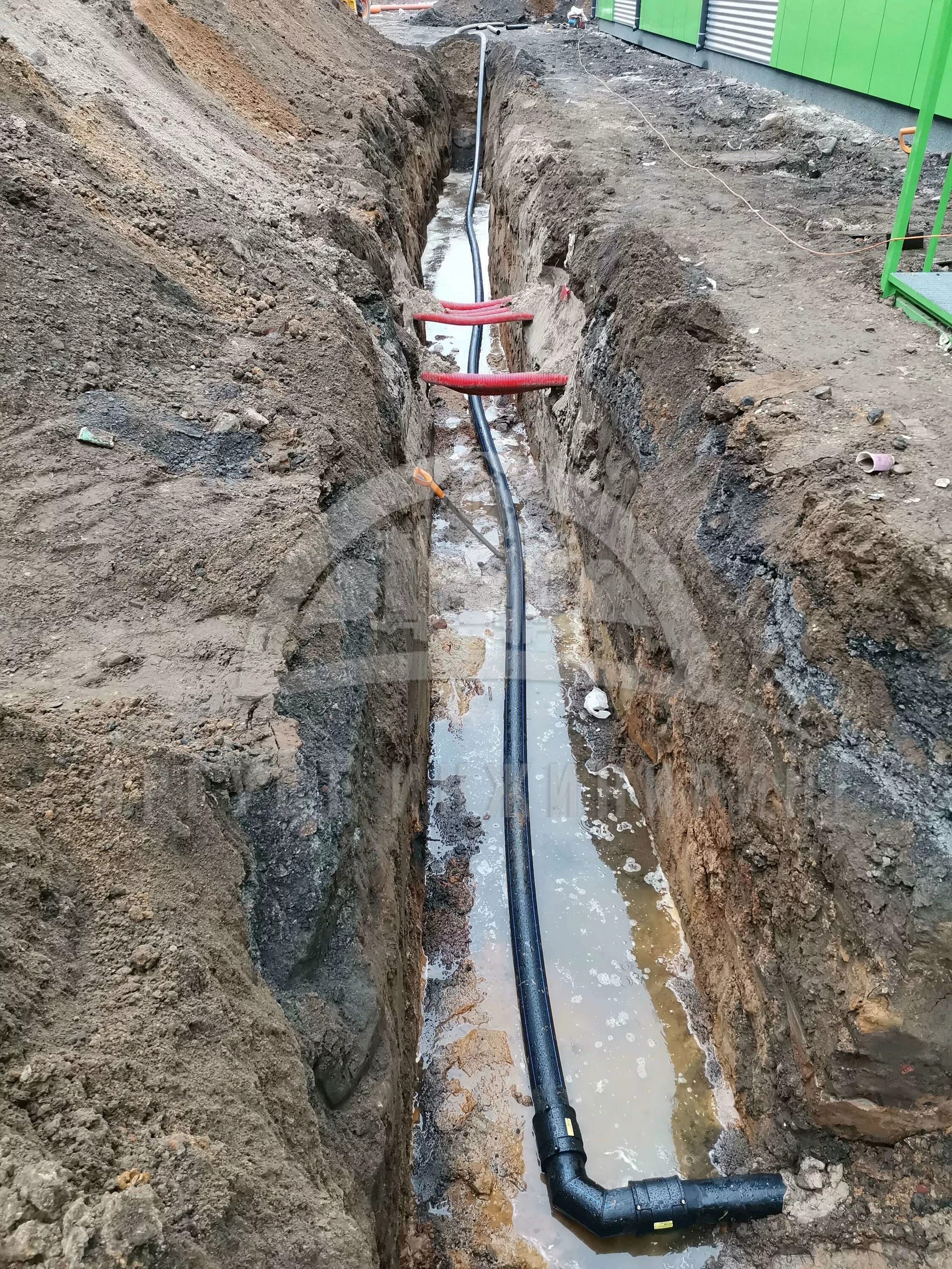 врезка водопровода в 200 магистраль. схема автономного водоснабжения колодца. центральный водопровод в частном доме. муфта для врезки в смотровой колодец. подключить дом к водоснабжению.