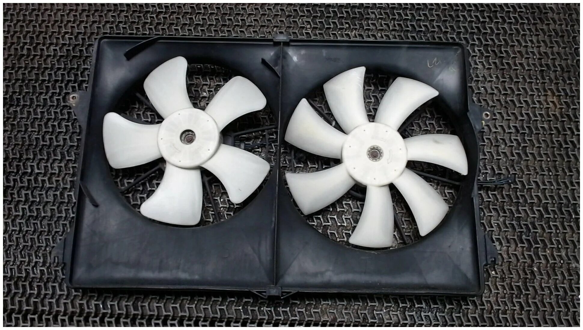 вентилятор охлаждения крайслер 300с. крайслер пт крузер радиатор охлаждения. вентилятор охлаждения крайслер вояджер 3. вентилятор охлаждения на chrysler c300 5. вентилятор охлаждения крайслер вояджер 3.