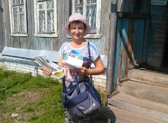 Профессия почтальон. Кто стучится в дверь ко мне с толстой сумкой на ремне. Девушка почтальонка. Простоквашино печкин. Евгения шашкова почтальон.