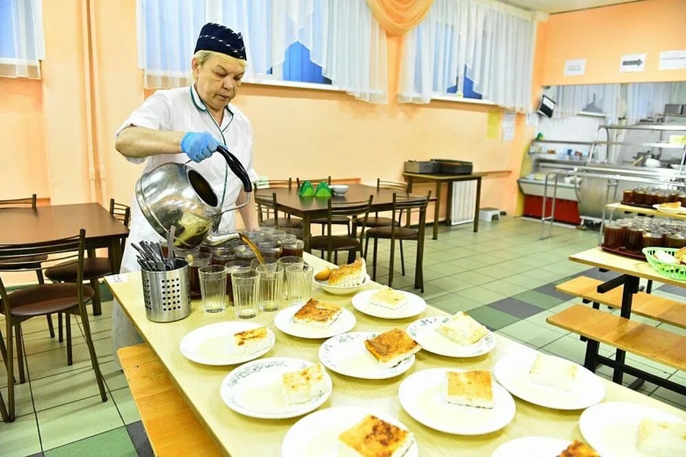 Школа 18 Ярославль столовая. В школьной столовой. Школьная столовая. Еда в школьной столовой. Еду школа 26