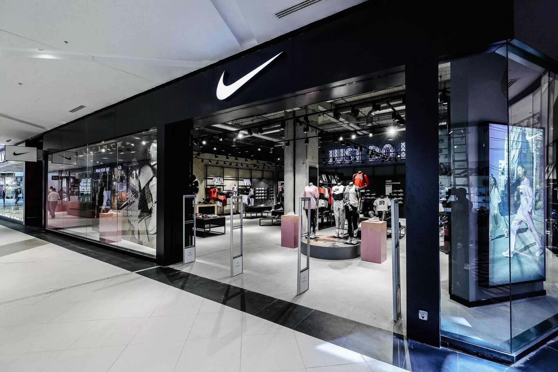 Дубай молл найк. Nike Dubai Mall. Nike в Дубай Молл. Магазин Nike в Дубае.