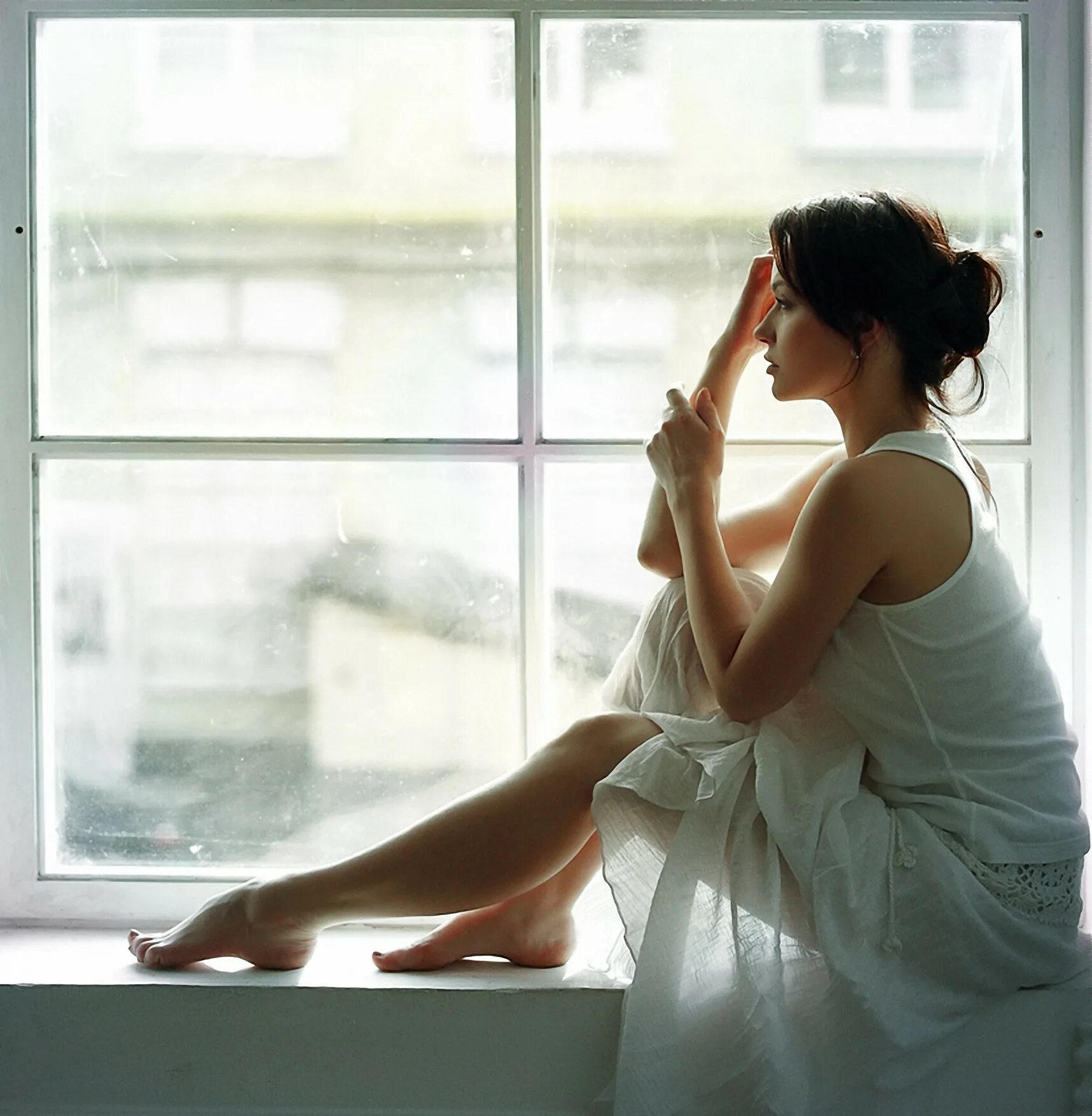 Девушка сидит на окне. Ждет у окна. Девушка у окна. Женщины сидящей у окна. Фотосессия у окна.