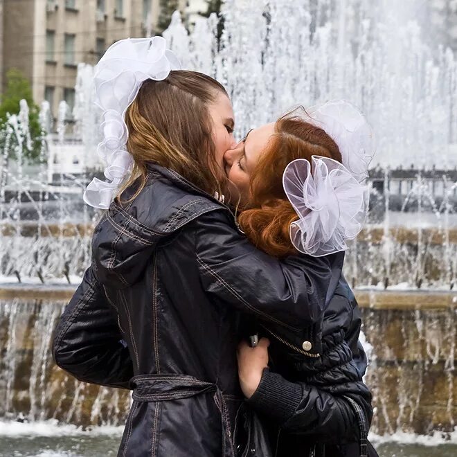 школа поцелуев девушки. поцелуй. поцелуй в губы. школа поцелуев девушки. школьницы.