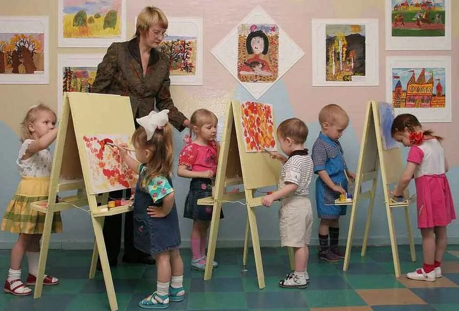 Дошкольное рисование занятия. Дети в художественной школе. Художка для детей. Искусство для детей дошкольного возраста. Художественная студия для детей.