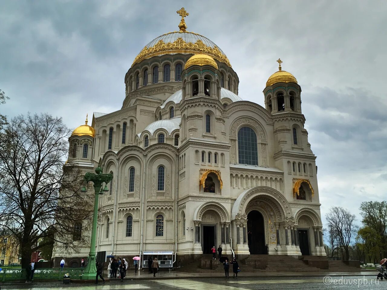 автобусная экскурсия в кронштадт. морской собор в кронштадте. у морского собора 1 мая 2022 кронштадт. кронштадт экскурсии.