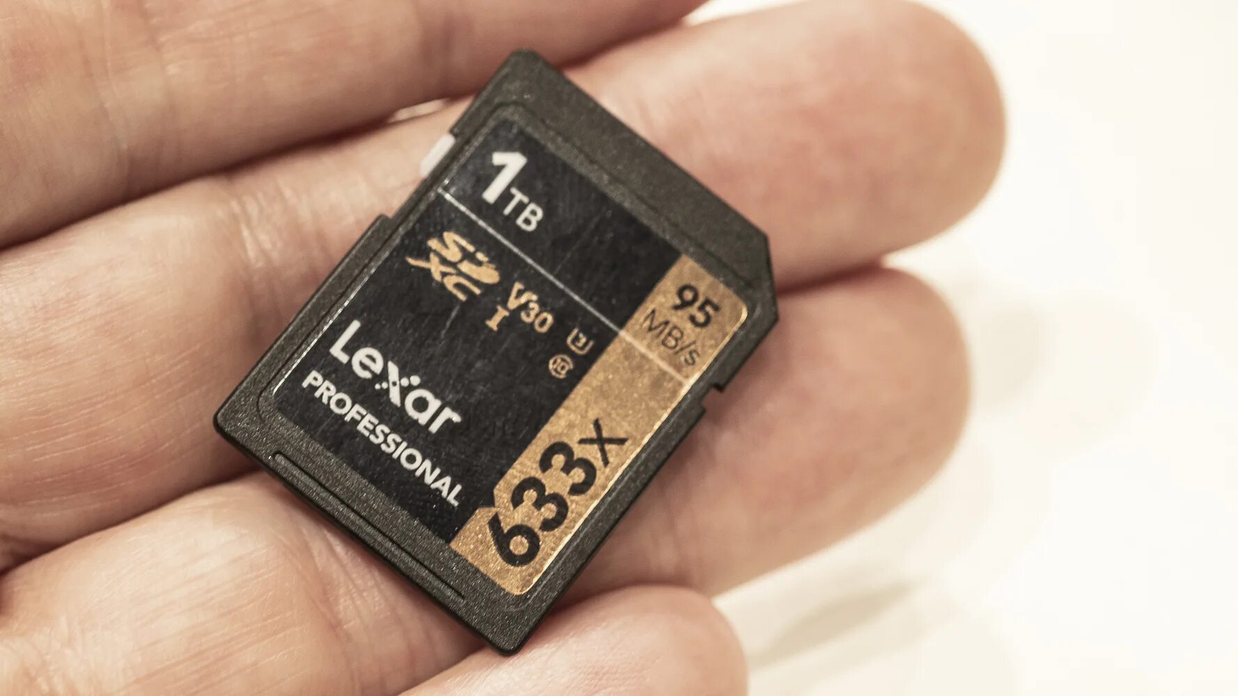 Микро СД 1 терабайт. Карта памяти SD 1 TB. SD карта памяти 1 терабайт. Карточка микро СД 1 терабайт.