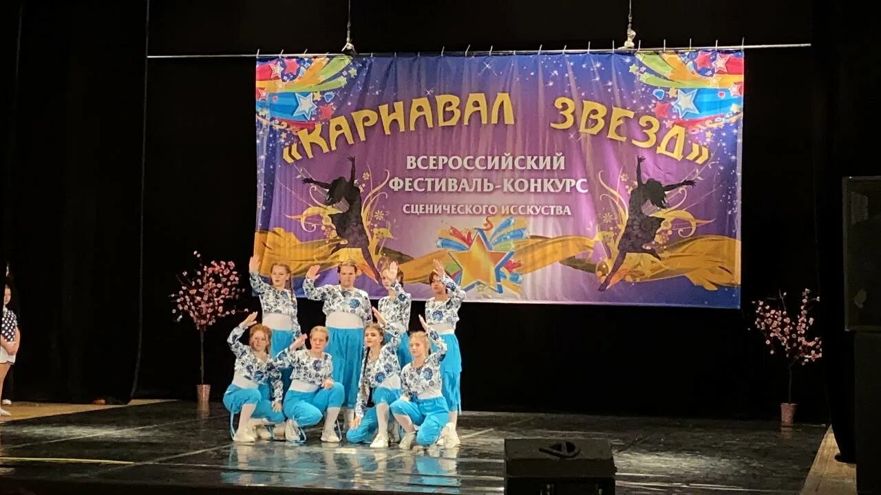 звезды фестиваль 1 выпуск. звезды фестиваль 1 выпуск. новая звезда русского радио фон. звезды русского радио 2022. звезды на байкале музыкальный фестиваль иркутск.