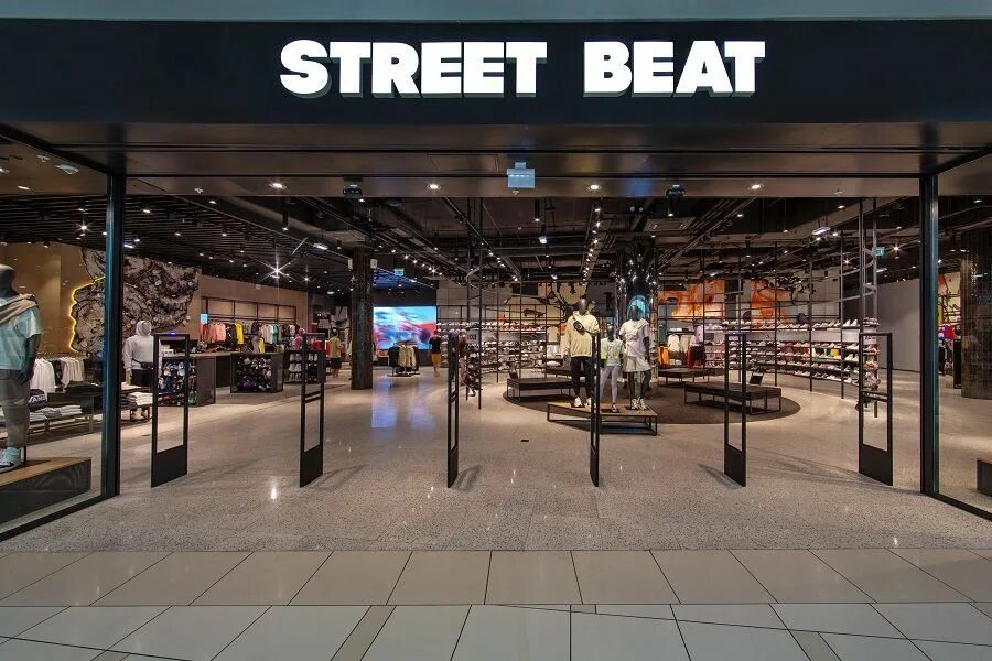 Стрит бит пермь. Street Beat Авиапарк. Nike Street Beat. ТЦ Авиапарк Street Beat. Street Beat Омск.