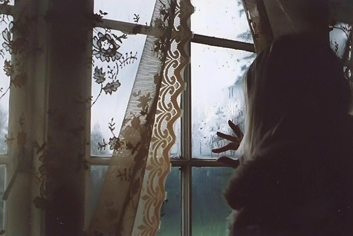 Женщина ждет у окна. Женщина в окне. Девушка у окна со спины. Принцесса ждет у окна.