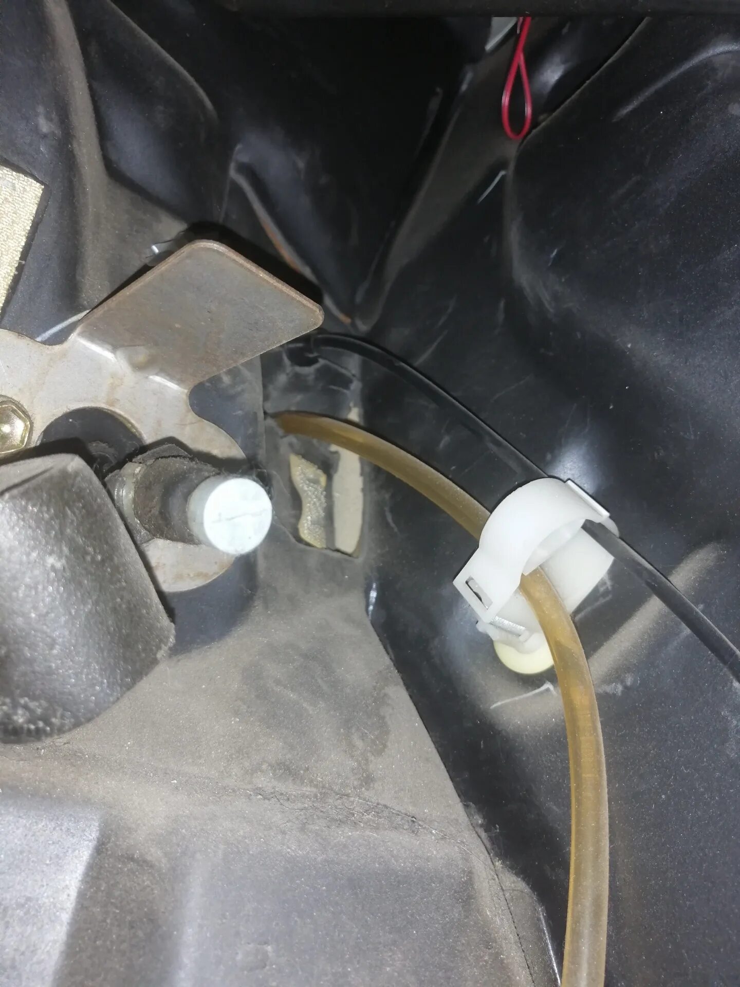 Замок открывания капота ваз 2115. Тойота белта тросик капота. Kia rio 2 трос капота. Трос капота калина 1. Электропривод замка капота нивы 21213.