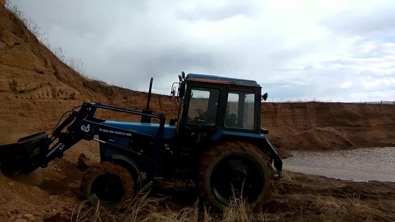 Работа мтз видео. Карьерный МТЗ. МТЗ 8. МТЗ-82.1 грузит лес. Трактор с куном грузит лес.