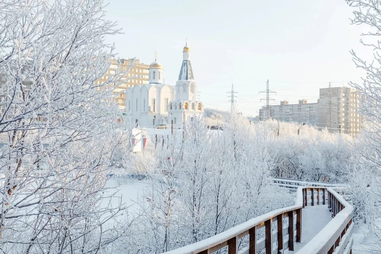 Города где зимою. Мурманск зима. Храм Мурманск зима. Морозный Мурманск. Мурманск парк зима.