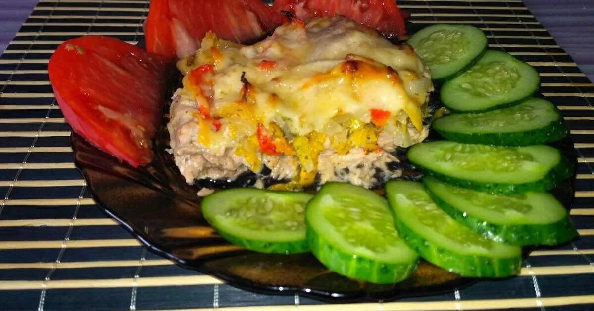 горбуша с овощами под сыром. горбуша под овощами запеченная в духовке. филе горбуши в духовке сочная. горбуша под овощами в духовке. вкусная горбуша с овощами в духовке.