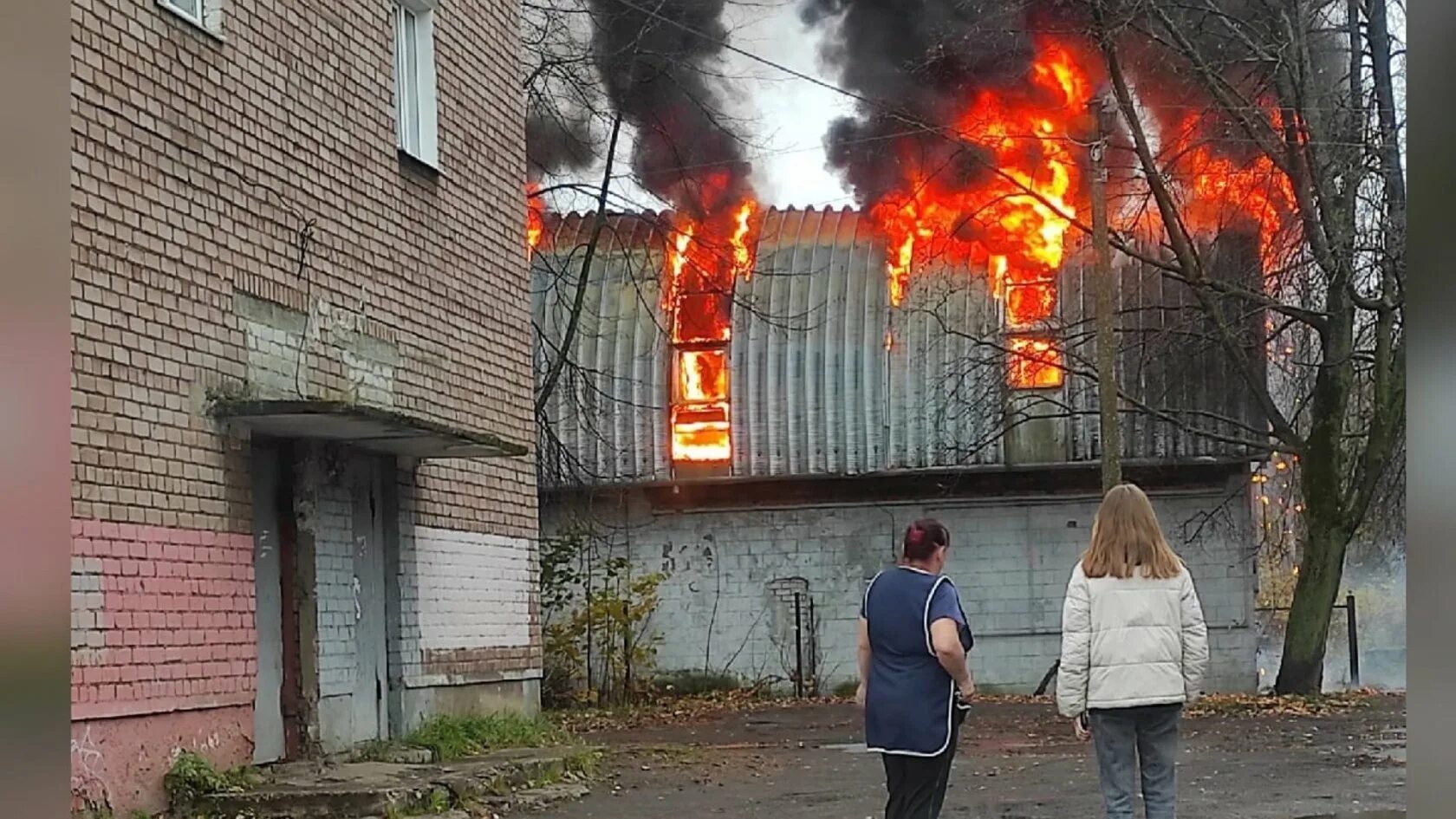 Горящий многоэтажный дом. Пожары в жилых домах. Сплошной пожар. Дом горит. Пожары xolideyboy