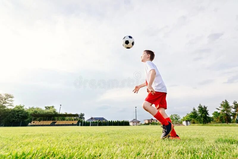 Давайте мальчики сыграем в футбол. Мальчишки играют в футбол. Парень играет в футбол. Парни в шортах играют в футбол. Фото мальчик играет в футбол.