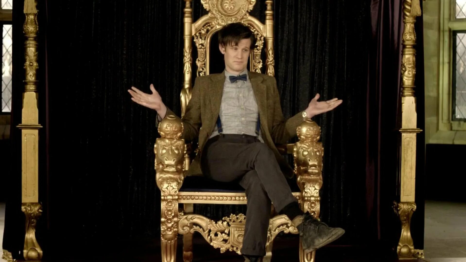 Сижу как король на именинах текст. 11 Доктор на троне. Человек на троне. Человек сидит на троне. Сидит на троне.
