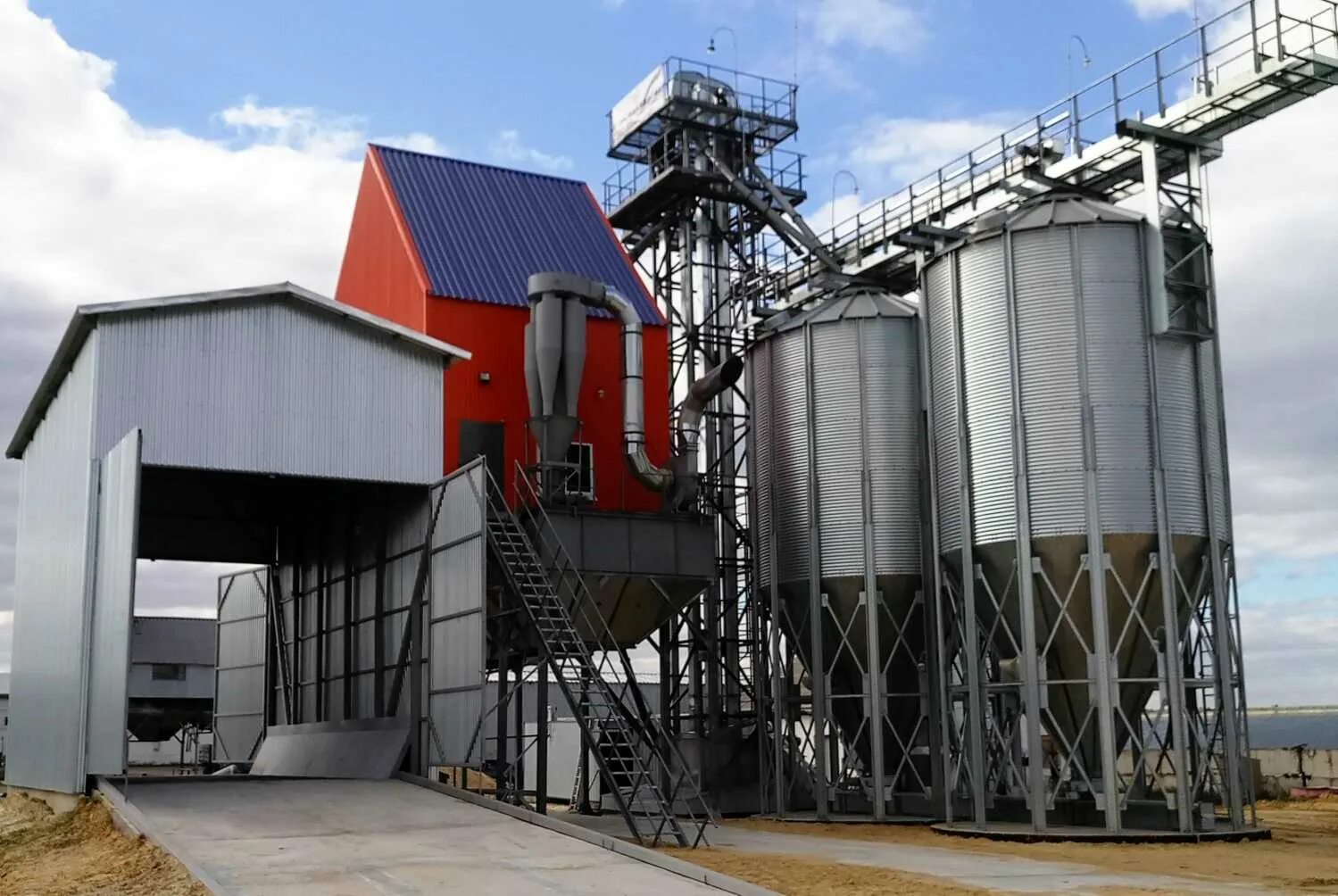 Кзс 40 зерносушилка. Зерносушилка атм шахтная. Работа зерносушилки. Работа зерносушилки. Кзс 20 зерносушилка.