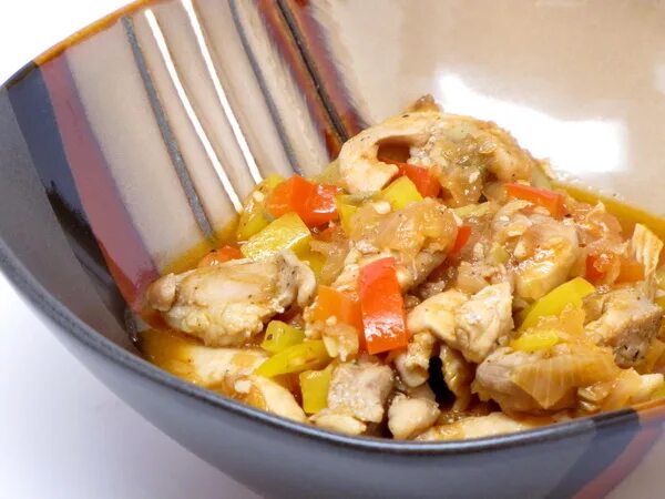 Сколько тушить курицу в мультиварке. Тушёная курица в мультиварке. курица тушеная с овощами. курица с овощами в мультиварке. курица кусками тушеная в мультиварке.