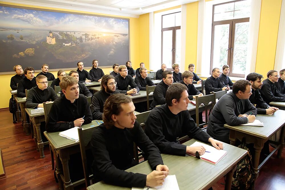 сретенская духовная семинария зимой. студенты сретенской духовной семинарии.