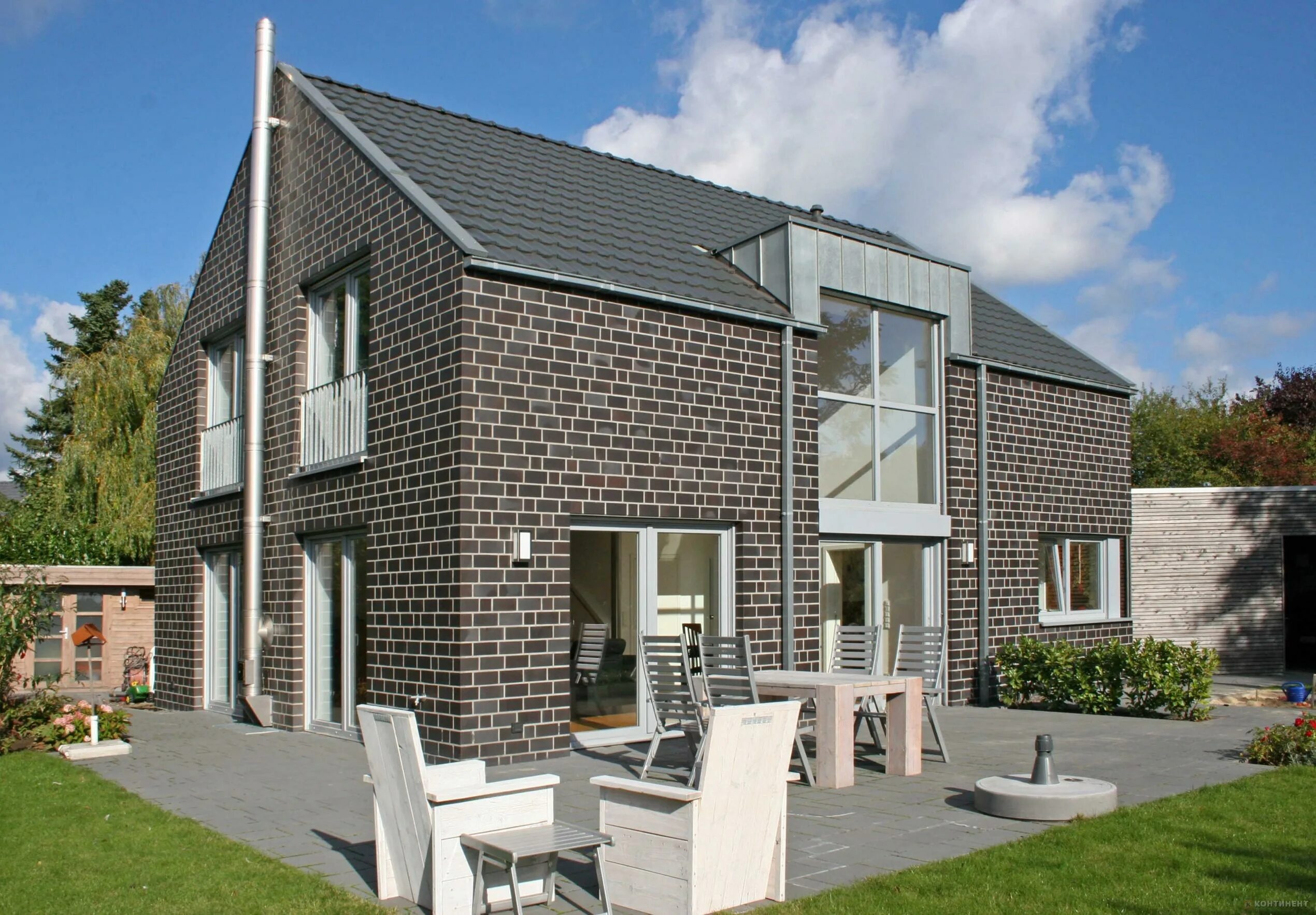 Клинкерная плитка feldhaus klinker. Фасады коттеджей из кирпича. Фасад из красного кирпича. Кирпич фельдхаус клинкер. Клинкерная плитка roben dykbrand flamisch-bunt.