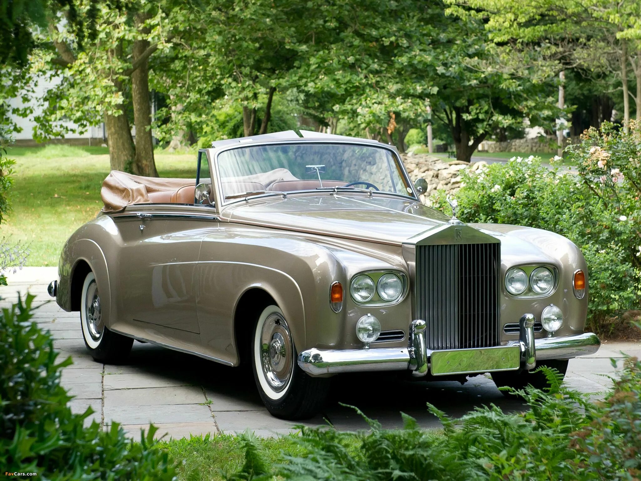 Старые роллс. Роллс Ройс 1962. Rolls Royce Silver cloud 1962. Роллс Ройс Сильвер Клауд. Rolls-Royce Silver cloud Drophead Coupe 1962.